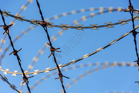 用于保护财产和我的铁丝网风光障碍监狱自由蓝色安全天空犯罪边界监禁图片