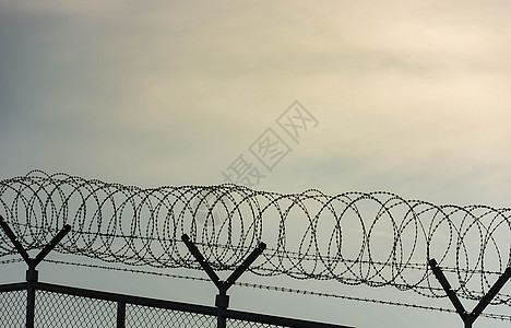 用于保护财产和我的铁丝网障碍边界田园监禁警卫风光犯罪栅栏蓝色自由图片