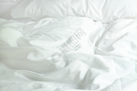 白色枕头在F号卧室的床铺上酒店装饰情人棉被服务家庭被子皱纹羽绒家具图片