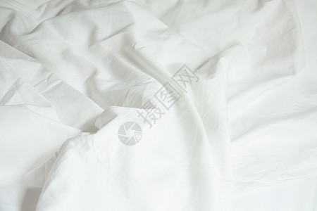 白色枕头在F号卧室的床铺上酒店毯子棉被被子装饰床垫皱纹床单房间软垫图片