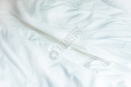 白色皱纹弥乱的白毯子在床边 从睡觉到床上的顶端视图织物纺织品毯子酒店房间床垫羽绒亚麻枕头卧室图片