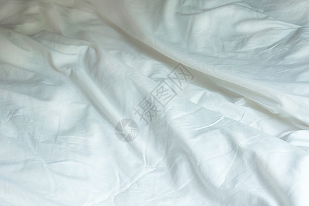 白色皱纹弥乱的白毯子在床边 从睡觉到床上的顶端视图服务家庭卧室奢华酒店床垫房间被子装饰羽绒图片