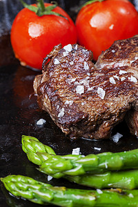 牛肉牛排和锅里绿色的羊肉蔬菜盘子脂肪食物肋骨牛扒乡村粮食鱼片肋眼图片