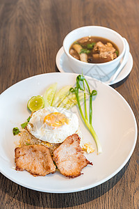 炒饭加烤猪肉柠檬洋葱午餐蔬菜盘子肋骨萝卜美食食物美味图片