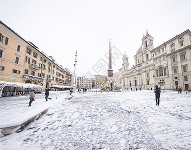 2018 年 2 月 26 日异常降雪后 罗马纳沃纳广场被雪覆盖 市民和游客惊奇地行走历史性文化建筑学景观街道雕像风光大理石雕塑图片