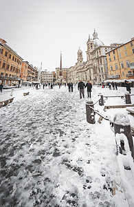 2018 年 2 月 26 日异常降雪后 罗马纳沃纳广场被雪覆盖 市民和游客惊奇地行走旅游雕像城市风光街道历史性广场方尖碑大理石图片