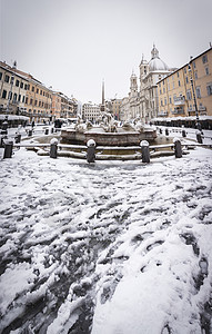 2018 年 2 月 26 日异常降雪后 罗马纳沃纳广场被雪覆盖 市民和游客惊奇地行走景观正方形大理石艺术大雪风光街道历史性广场图片