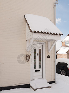 门前门廊有雪的屋外房子外图片