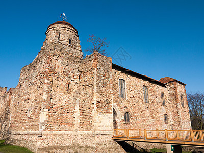 Colchester城堡城的侧楼 蓝色天空建筑旧英语地标观光王国公园吸引力博物馆旅行建筑学石头背景图片