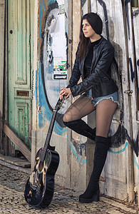 配有经典吉他女青年城市爱好乐器艺术家女士细绳夹克吉他手青少年街道图片