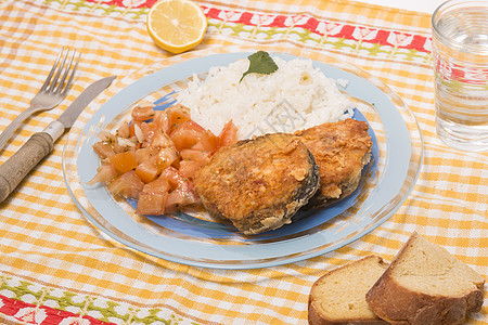 带大米的炸鳕鱼沙拉面包盘子美食玉米织物食物桌子烹饪金子图片