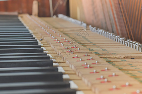 老钢琴残破的零件乐器钥匙细绳木头黄色古董白色音乐键盘娱乐艺术图片
