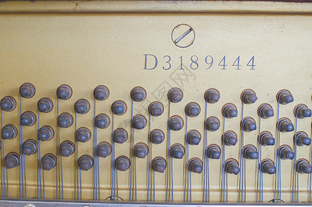 老钢琴残破的零件乐器钥匙古董娱乐音乐木头白色细绳键盘艺术黑色图片