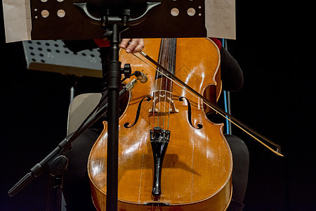 女人玩大提琴艺术女性大提琴手中提琴乐器娱乐古典音乐木头乐队音乐会图片