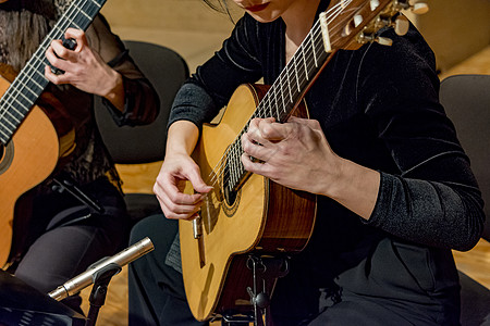 音乐老师两名女青年弹吉他背景