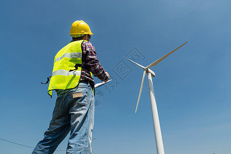电动工程师在风力涡轮机剪贴板上撰写报告生态商业风车生产写作技术员天空能源男人场地图片