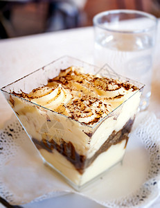 对部分意大利提拉米苏的近视甜点玻璃小吃盘子巧克力奶油香草桌子可可水果图片