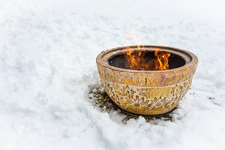 雪中的火碗白色花园冻结火坑后院冷冻壁炉加热季节图片