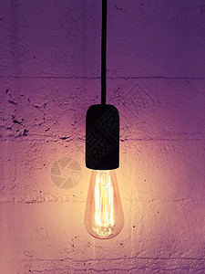 工业设计灯泡在黑色电线上背景图片