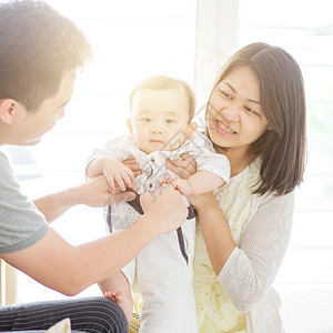 在家幸福的亚洲家庭父亲女性夫妻沙发房子女士闲暇孩子快乐孩子们图片