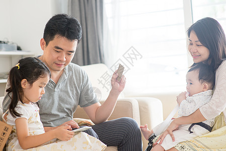 亚裔家庭在网上购物图片