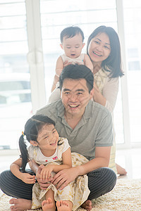 幸福的亚洲家庭小猪回来图片