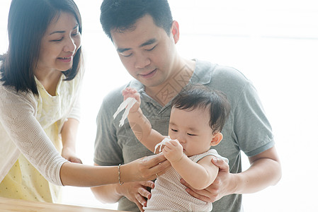 用组织抹去婴儿脸部图片