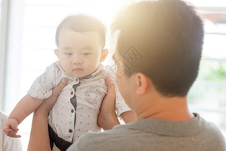 父亲抱着儿子男人乐趣微笑男性长椅孩子们爸爸身份时间男生图片