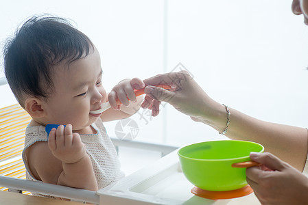 供母喂养儿童父母食物妈妈儿子保姆生活房子椅子男生孩子图片