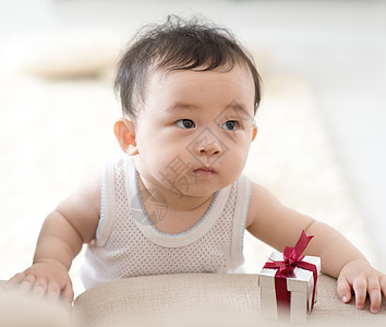 婴儿学习走路房间童年孩子孩子们男生援助儿子房子儿童长椅图片