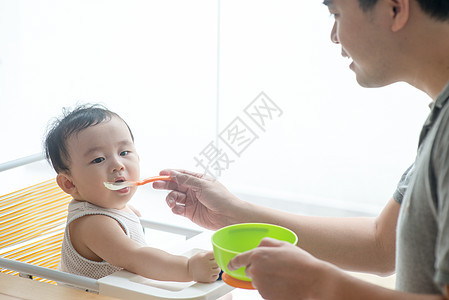 父亲喂幼儿食物图片