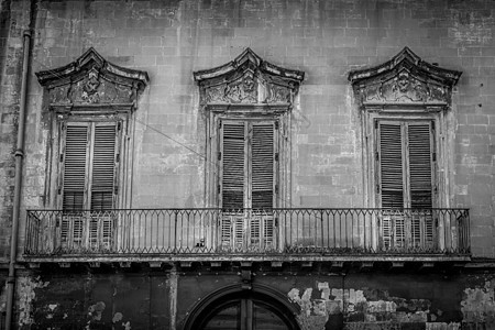 意大利莱克Lecce  以巴洛克风格的旧窗口建筑文化遗产纪念碑古董雕塑景观大理石历史性旅游图片