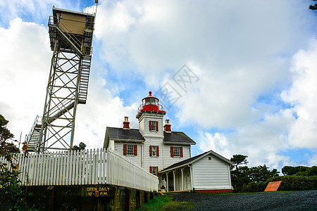 俄勒冈太平洋海岸的雅奎娜头灯塔建筑物海岸导航海洋天空船运图片