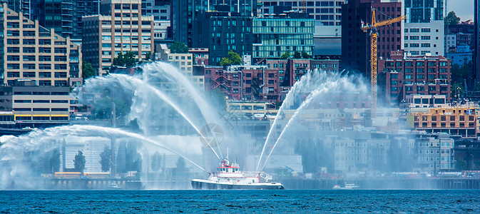 喷洒水的消防船血管公用事业消防港口消防艇海洋天空航海图片