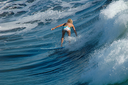 加利福尼亚州太平洋海滩的女冲浪者背景图片