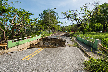 在波多黎各卡瓜斯的波多黎各公路上耗尽洪水飓风破坏损害泥石流图片