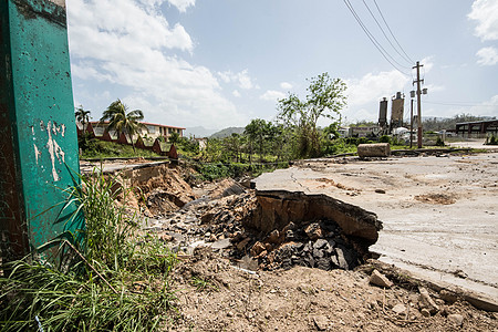 马里亚飓风后在波多黎各路上滑泥破坏泥石流洪水图片