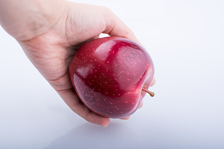 握着苹果的小小孩手绿色饮食食物水果红色白色图片
