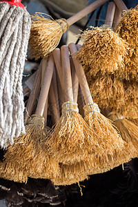 集市中的一套黄色草草扫帚清扫灰尘稻草刷子清洁工家庭卫生家务图片