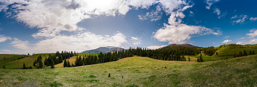 春天的山地美丽的全景图画图片