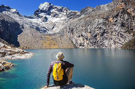 秘鲁的hike山脉登山者旅游登山环境营地幸福游客远足男性图片