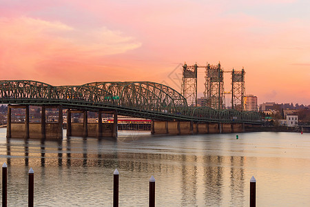 日落时横跨哥伦比亚河的州际桥梁图片