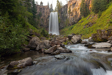中俄勒冈州图马洛瀑布溪流岩石风景瀑布植物远足巨石树木环形日志图片