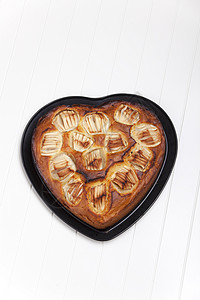 白色的心形苹果派馅饼甜点乡村美食面包早餐糕点饮食木头食物图片