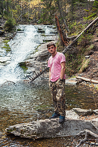 前往瀑瀑上旅游自然远足者森林冒险自由男性旅行瀑布游客图片