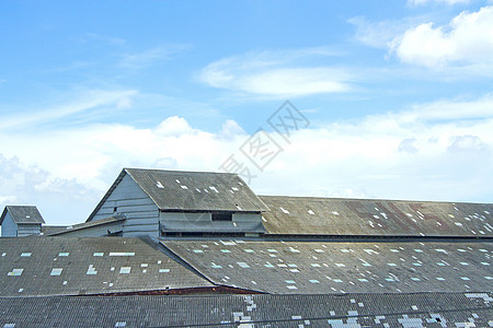 蓝色天空中旧仓库的屋顶图片