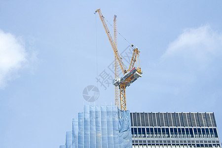 带有起重机和蓝天空的Condo建筑工地图片