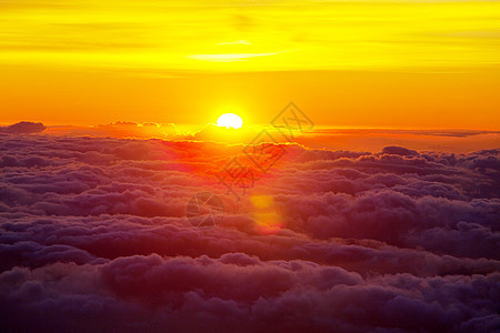 云层之上海岸日落日光天气热带海岸线金子天空风景太阳米背景图片