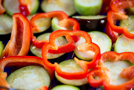新胡椒和茄子在烧烤前缝合图片