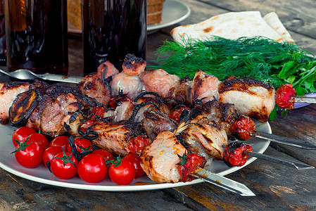 开胃美味的肉串烤肉和蔬菜 在切口上贴近图片